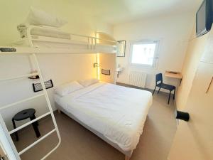 a bedroom with a bed and a bunk bed at Unisotel Montauban EX F1 in Montauban