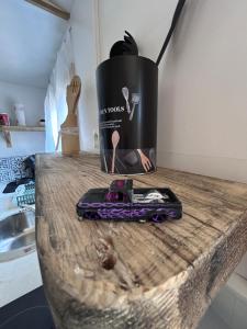 a purple car sitting on top of a counter at Le cocon & spa in Camaret-sur-Aigues
