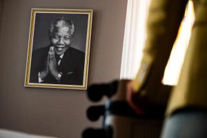 a black and white photo of a man on a wall at Hotel de Wereld in Wageningen