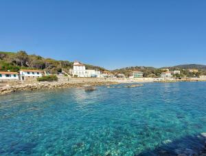 ein großes Gewässer mit Strand und Gebäuden in der Unterkunft Fronte Mare in Quercianella