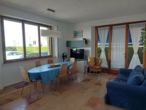 ein Wohnzimmer mit einem blauen Tisch und Stühlen in der Unterkunft Fronte Mare in Quercianella