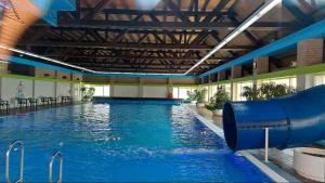 a large swimming pool with a water slide at Zilt en Zen Zeeland in Bruinisse