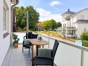 a patio with a table and chairs on a balcony at Gästehaus Daheim in Scharbeutz