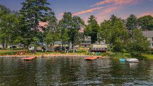 a lake with benches in the middle of it at Cozy Keyes Cottage in Winthrop