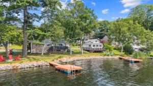 an island in the middle of a lake with houses at Cozy Keyes Cottage in Winthrop +40 photos