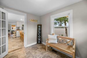 a living room with a bench and a window at Cozy Keyes Cottage in Winthrop