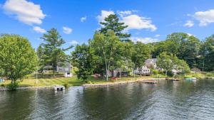 a view of a river with houses and trees at Cozy Keyes Cottage in Winthrop