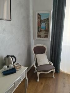 a chair sitting in a room with a table at Prie De Mä in Genoa