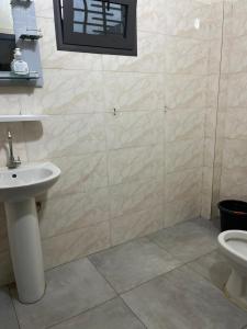 a bathroom with a sink and a toilet at L'évasion-Royale in Thiès
