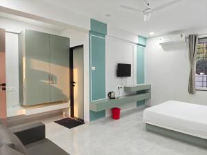 a bedroom with a bed and a tv in it at Sukhawan Hotel in Kalamb