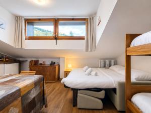 a bedroom with two bunk beds and a window at Hostdomus - Green Valley in Borgata Sestriere