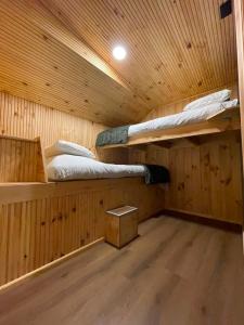 a sauna with two bunk beds in a cabin at Onix in Las Trancas