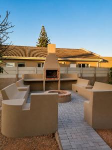 a backyard with a fire pit and a building at Die Ou Lady - Dwarskersbos in Velddrif