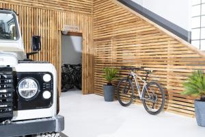 a bike parked next to a wooden wall at Studio Le Cristal tout inclus petitdéjeuner in Éloyes