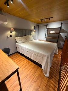 a bedroom with a large bed in a room at Villa Royal in Imperatriz