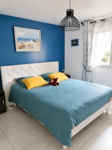 a blue bedroom with a bed with a teddy bear on it at Appartement de vacances au 1er étage 45m2 in Antibes