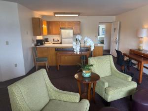 a living room with chairs and a kitchen at Bayview Inn in Crescent City