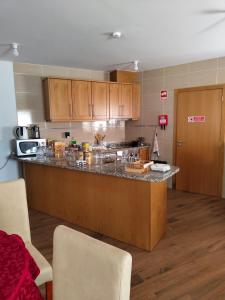 a kitchen with a counter and a counter top at Casa do Azibo in Santa Combinha