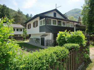 uma casa com uma cerca em frente em Casa Carla em Ledro