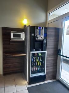 a refrigerator in a kitchen with a microwave at Rosaleda Self-Hotel in Fondarella
