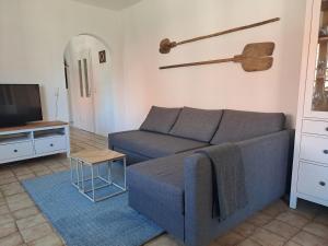a living room with a couch and a tv at Ferienwohnung Johanns Hof in Fürth