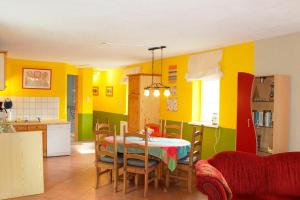 a kitchen and dining room with a table and chairs at Dat Uhlenhus in Bohlsen