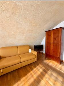 a living room with a couch and a tv at Residence Del Casalnuovo in Matera