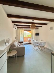 a living room with a couch and a table at Stella-Bianca in Sagone