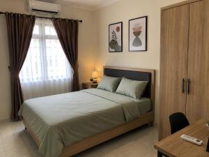 a bedroom with a bed and a desk and a window at Mercado de Casa C in Silao