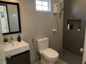 a bathroom with a toilet and a sink and a mirror at Mercado de Casa B in León