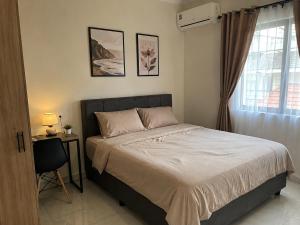 a bedroom with a bed and a desk and a window at Mercado de Casa B in León