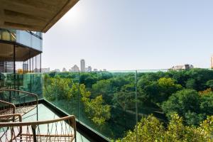 a balcony with chairs and a view of the city at Nova Stays - Estudio con balcón al Jardín Botánico de Palermo in Buenos Aires