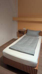 a large bed in a room with avertisementatronatronstrationstrationstrationstrationstration at Hotel Zachskorn in Erdweg