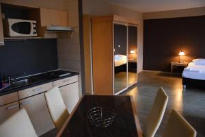 Postel nebo postele na pokoji v ubytování Ambassador Suites Antwerp