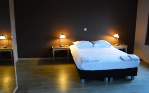 Postel nebo postele na pokoji v ubytování Ambassador Suites Antwerp