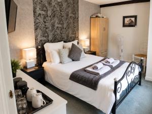 a bedroom with a bed with two towels on it at C'est la vie in Saint-Malo des 3 Fontaines