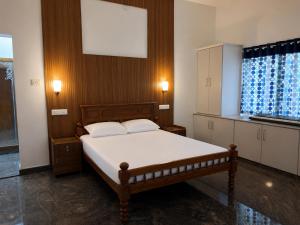 a bedroom with a bed in a room with a window at Bamivigas Retreat in Kattappana
