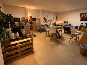 a living room with chairs and a table and a kitchen at Montijo Garden - Glamping 25min de Lisboa in Montijo