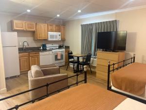a small room with a kitchen and a living room at Boulder Twin Lakes Inn in Boulder