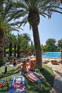 Bazén v ubytovaní Camping & Resort La Torre del Sol alebo v jeho blízkosti
