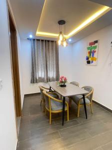 a dining room with a table and chairs at Maisonette near Alpha Beach in Ibeju