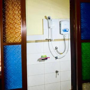 a shower in a room with a wall at Eagle Nest in Namulanda +20 photos