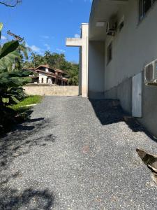 a road next to a building with a cross on the side at Flat Container 3 Km do Centro de Brusque para até 4 pessoas in Brusque +2 photos