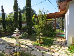 a garden with a fountain in the middle of a yard at BellaTroun Chalet in Kefar Bin-Nun