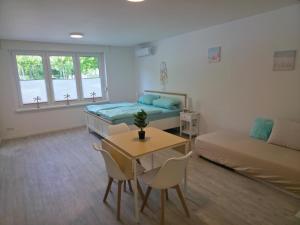 a room with a bed and a table and chairs at RheinStay Bingen in Bingen am Rhein