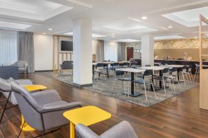 a conference room with tables and chairs and a bar at City Express by Marriott Elkridge in Elkridge