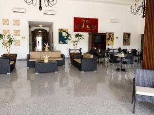 eine Lobby mit Sofas, Tischen und Stühlen in der Unterkunft Zar Culiacan in Culiacán Rosales