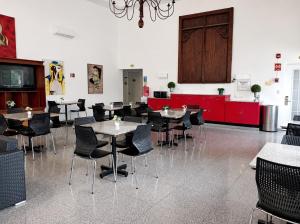 ein Esszimmer mit Tischen und Stühlen und einem Kronleuchter in der Unterkunft Zar Culiacan in Culiacán Rosales