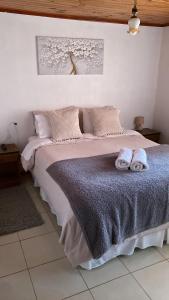 ein Schlafzimmer mit einem Bett, auf dem zwei Handtücher liegen in der Unterkunft Hotel Vidal in Pichilemu