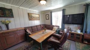 a living room with a table and a couch at Suigard Veslestugo in Sauland